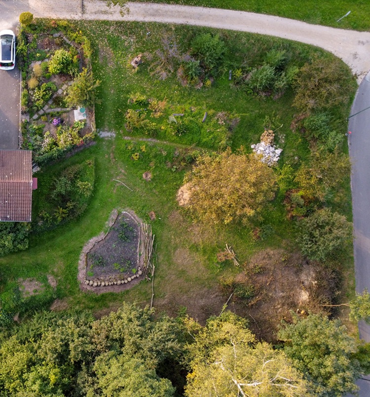 Luftbild von einem grossen Garten vielfältigem Bewuchs
